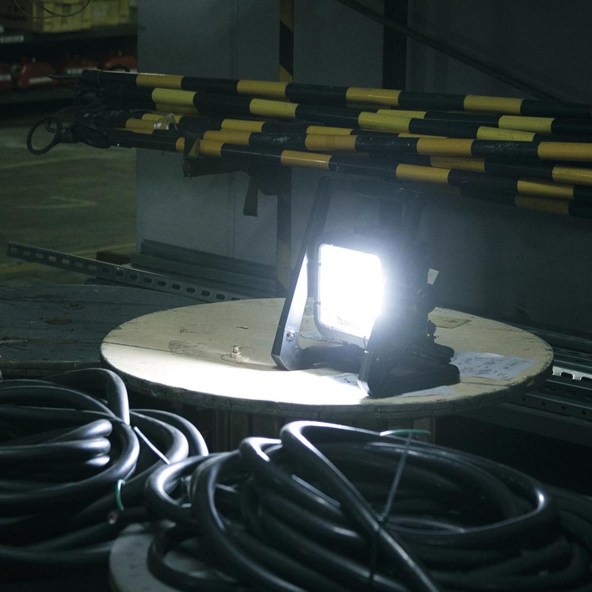 Makita Lykt 750lm LED 18V LXT ® / 220V DML805