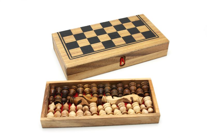 3-i-1 Brettspill i Treeske (Sjakk, Dam & Backgammon) – Klassisk Spillesett