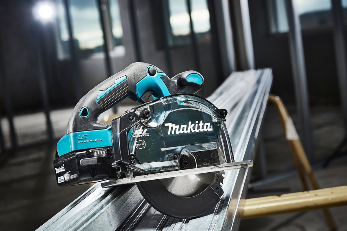 Makita Sirkelsag 18V LXT ® 150mm DCS553Z