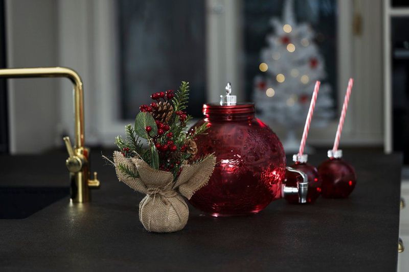 Drikkedispenser i Glass Formet som Rød Julekule 5,7 L med kran – Juledekorasjon fra Winteria