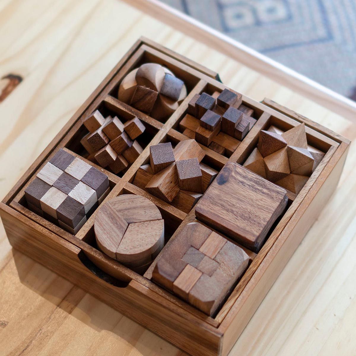 9 IQ-Nøtter i Flott Tre Boks