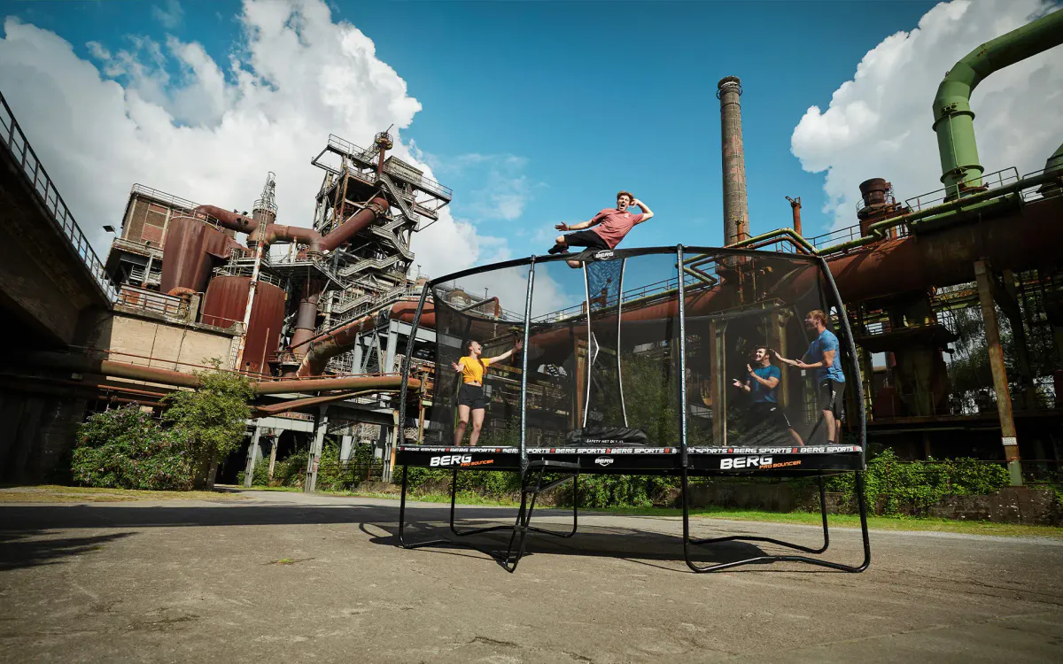 Ultimate Pro Bouncer Oval Trampoline 500x300cm - Komplett med Sikkerhetsnett - BERG