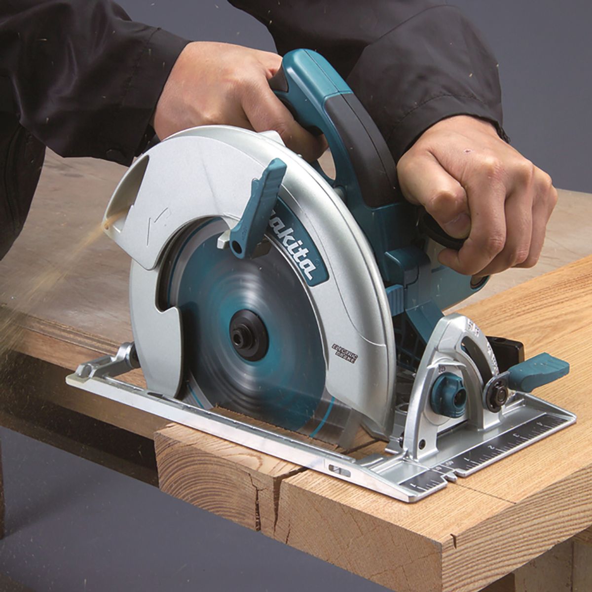 Makita Sirkelsag 1800W 210mm 5008MGJ