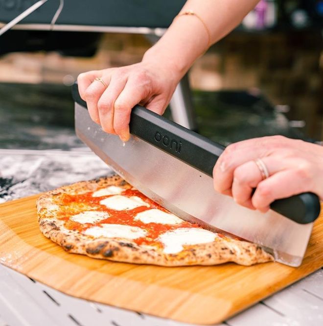 Hovedbilde Ooni pizzakutter Rocker Blade - 38 cm, svart/sølv