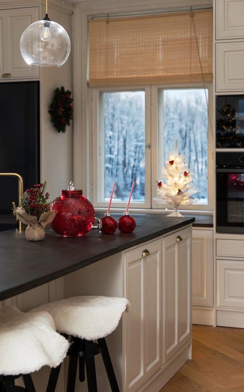 Drikkedispenser i Glass Formet som Rød Julekule 5,7 L med kran – Juledekorasjon fra Winteria